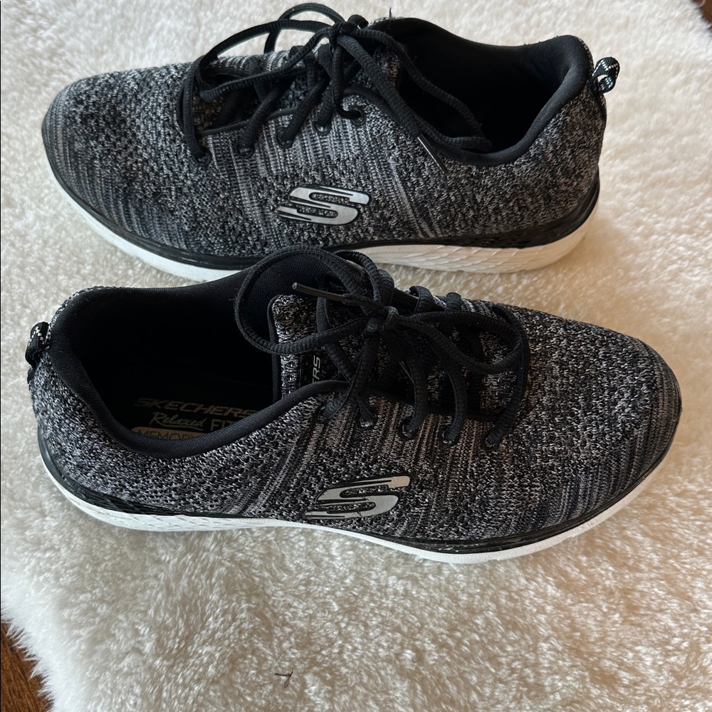 Skecher lightweights sneakers